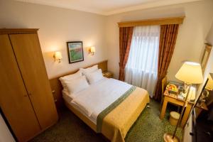 Economy Triple Room room in Usta Park Hotel
