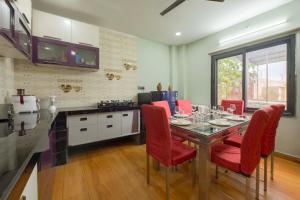 ELIVAAS Signature Kasa Alsigarh 2 BHK Hill-View Villa With Private Pool, Landscaped Lawn & Library