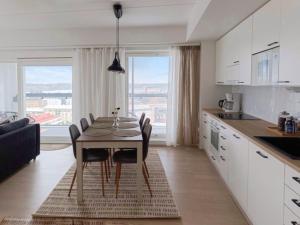 New 13th Floor 2BR Apt with Lake Views