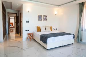 5 bedroom creek villa, pool,ac in nyali