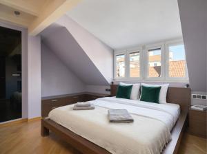Golden Warsaw - Apartment in Piwna Square