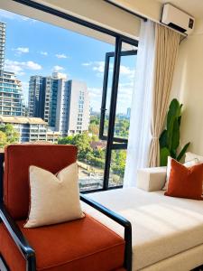 Luxury 1-Bedroom Apartment in Westlands with AC & Airport Pickup, Rooftop Pool ,Fast Wifi & Garden