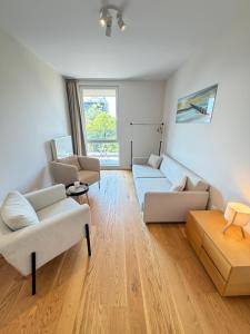Zurich Spacious 2BDR w Paid parking, WorkDesk and WiFi