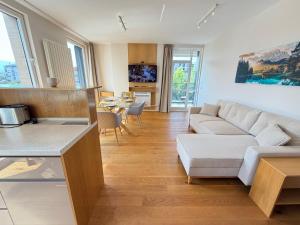 Zurich Spacious 2BDR w Paid parking, WorkDesk and WiFi