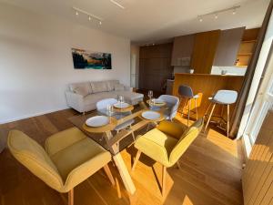 Zurich Spacious 2BDR w Paid parking, WorkDesk and WiFi
