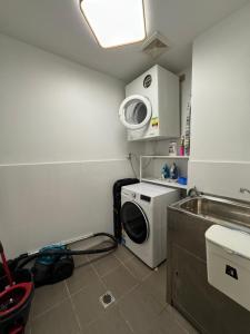 3BR Home 3 Mins to Burwood Station with 2 Parking