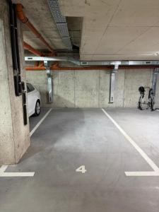 Zurich Spacious 2BDR w Paid parking, WorkDesk and WiFi