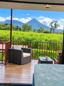 Arenal Nephelium Country Home, Refugio rural con piscina, jacuzzi y balcón con hermosas vistas al Volcán Arenal, en una finca privada