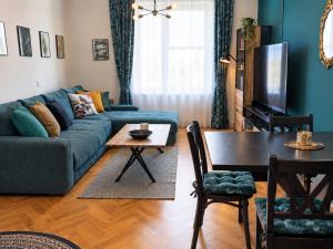S8 Luxury OldTown Apt - Parking, Foodstore, Crib, BabyChair, PC Screen, UnlimMusic
