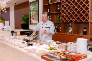 DAHLIALAND SAIGON HOTEL & SWIMMING PooL