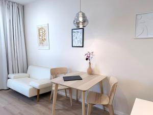 Downtown Petrol Blue studio, AC, Wi-Fi, Free Parking