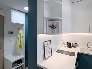 Downtown Petrol Blue studio, AC, Wi-Fi, Free Parking