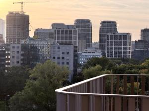 Downtown Petrol Blue studio, AC, Wi-Fi, Free Parking