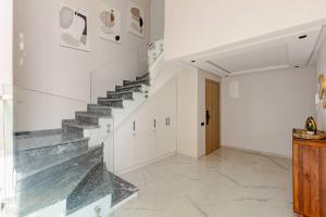 Luxurious 3BR Duplex with Private Pool Near City Center