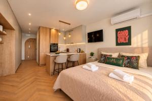Modern Apartment with Balcony & Free Parking