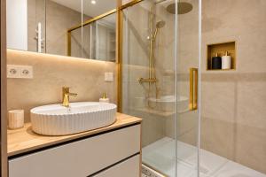 Modern Apartment with Balcony & Free Parking