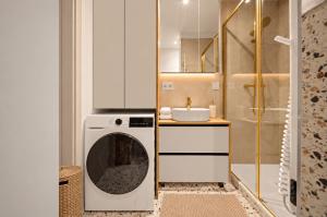 Modern Apartment with Balcony & Free Parking