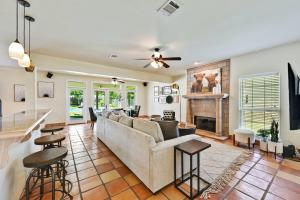 Austin Group Getaway - Pool, Hot Tub, 15 Beds
