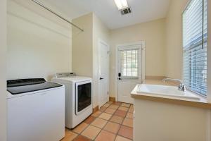 Austin Group Getaway - Pool, Hot Tub, 15 Beds
