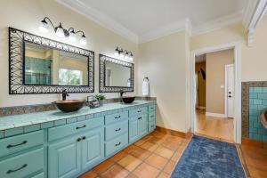 Austin Group Getaway - Pool, Hot Tub, 15 Beds