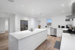 Modern 2-Bedroom & Den Near the Falls Parking Included Sleeps 6