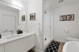 Modern 2-Bedroom & Den Near the Falls Parking Included Sleeps 6