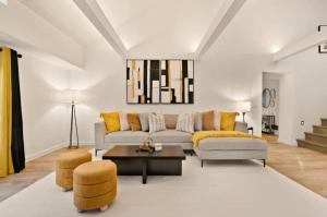 Modern 2-Bedroom & Den Near the Falls Parking Included Sleeps 6