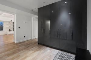 Modern 2-Bedroom & Den Near the Falls Parking Included Sleeps 6