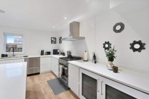 Modern 2-Bedroom & Den Near the Falls Parking Included Sleeps 6