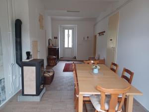 At 2 donkeys - Country life with a large kitchen