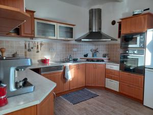 At 2 donkeys - Country life with a large kitchen