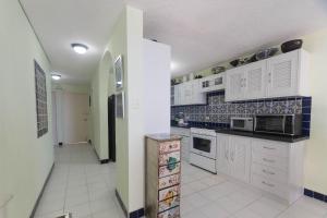 Beachfront Condo 3 bedrooms, 5 beds, 2 bathrooms