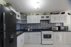 Beachfront Condo 3 bedrooms, 5 beds, 2 bathrooms