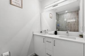 2-Bedroom Niagara Stay 8 Minutes to the Falls Sleeps 4