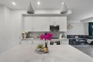 2-Bedroom Niagara Stay 8 Minutes to the Falls Sleeps 4