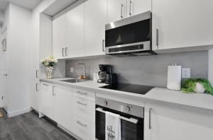 2-Bedroom Niagara Stay 8 Minutes to the Falls Sleeps 4