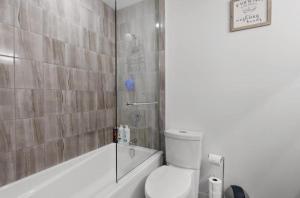 2-Bedroom Niagara Stay 8 Minutes to the Falls Sleeps 4