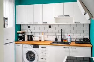 1 Min Walk to Main Street & 2BDR & Free Parking