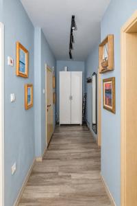 1 Min Walk to Main Street & 2BDR & Free Parking