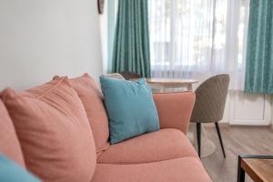 1 Min Walk to Main Street & 2BDR & Free Parking