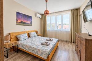 1 Min Walk to Main Street & 2BDR & Free Parking