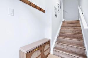 New & Cozy 2-Bedroom Suite Walk to the Falls Parking Included