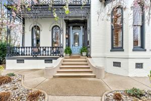 Historic Apt on Mansion Row, Minutes to Louisville