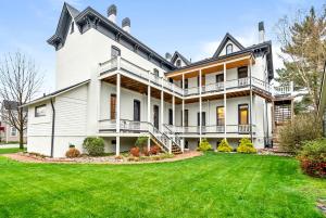 Historic Apt on Mansion Row, Minutes to Louisville