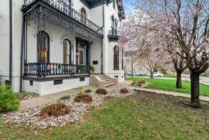 Historic Apt on Mansion Row, Minutes to Louisville