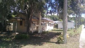 1 Beige Cozy Bungalow or 1 White Cozy Efficiency Cottage in Titusville