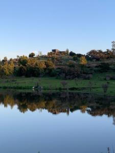 Facing private lagoon, 10 min to top vineyards, pool