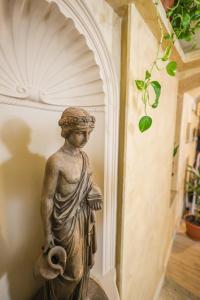 Charming Private Underground Roman Retreat Self Check-In B
