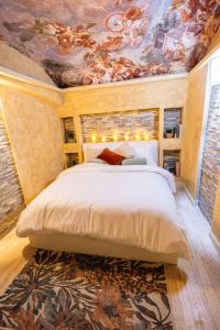 Charming Private Underground Roman Retreat Self Check-In B