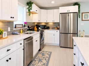 Beach Getaway,Walk orBike to beach,Fenced for doggie, Large Driveway